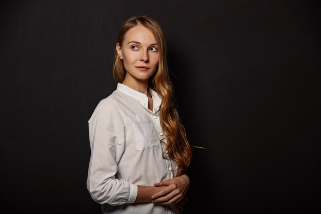 Portrait de jolie fille dans une chemise blanche