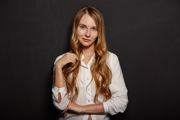 Portrait de jolie fille dans une chemise blanche