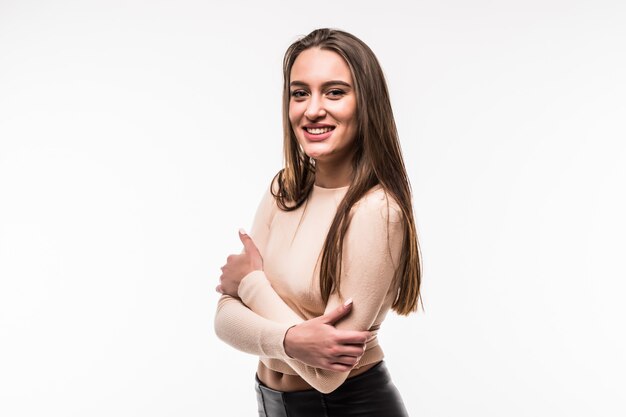 Portrait d'une jolie fille dans une robe d'été légère isolée sur blanc.