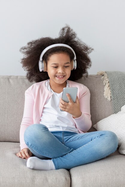 Portrait de jolie fille, écouter de la musique à la maison