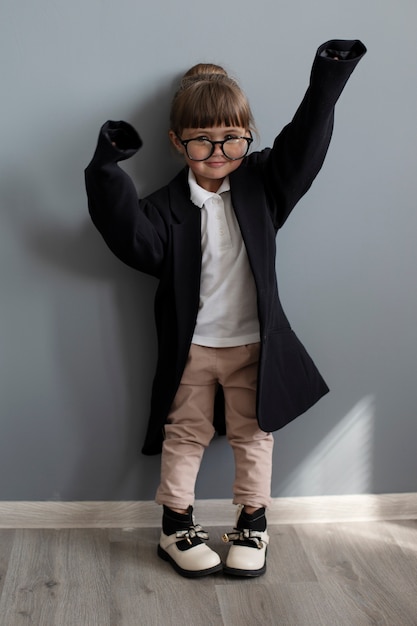 Photo gratuite portrait de jolie fille en manteau surdimensionné et lunettes