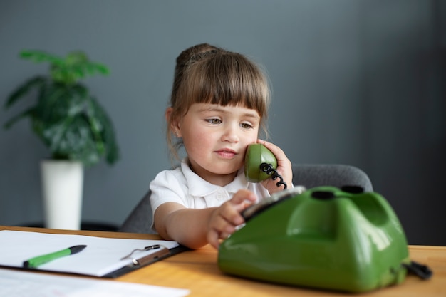 Portrait de jolie fille parlant au téléphone à cadran au bureau