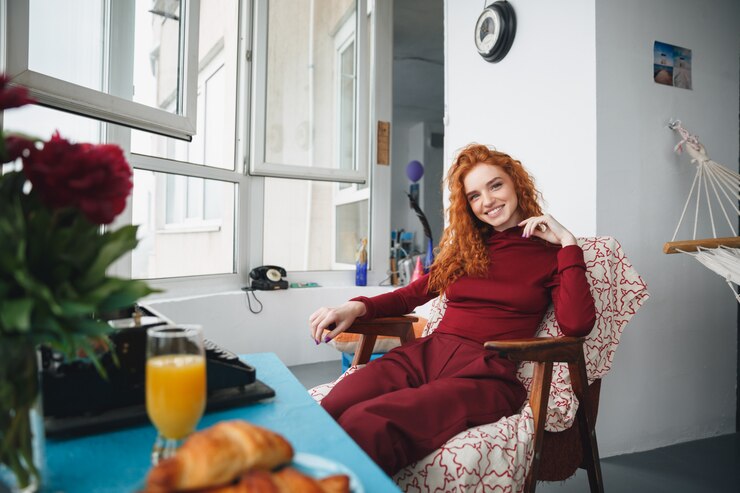 Photo gratuit portrait d'une jolie fille souriante assise sur une chaise