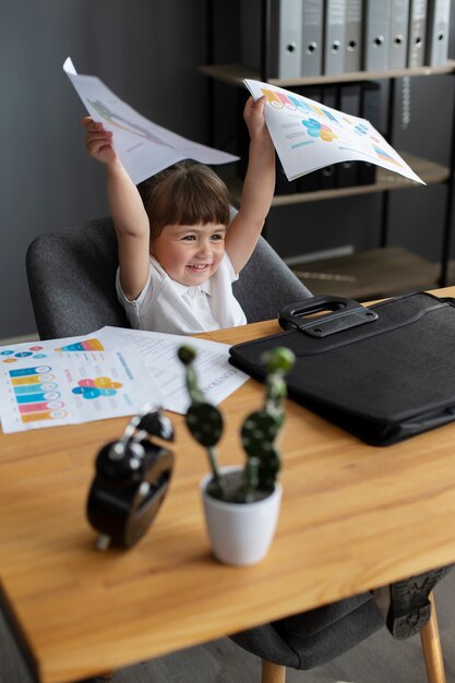 Portrait de jolie fille travaillant avec des graphiques à son travail de bureau