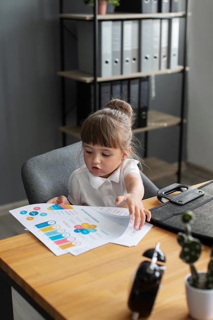 Photo gratuite portrait de jolie fille travaillant à son bureau