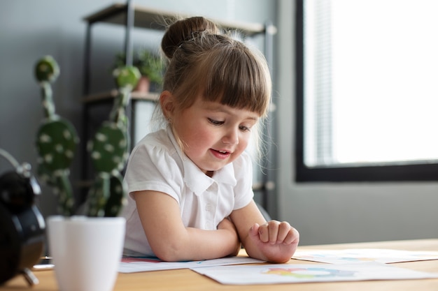 Portrait de jolie fille travaillant à son bureau