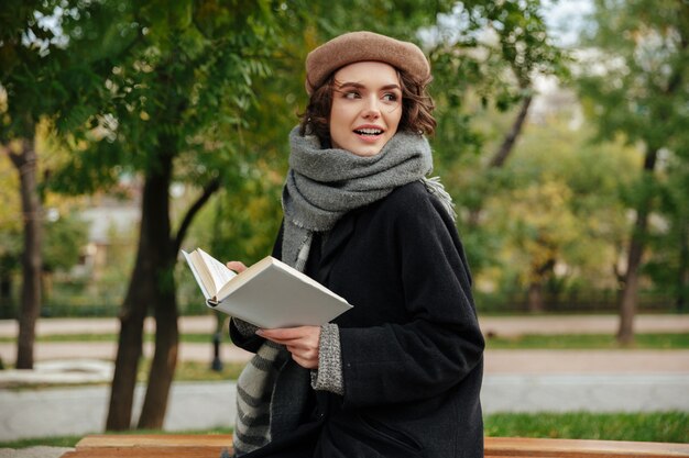 Portrait d'une jolie fille vêtue de vêtements d'automne