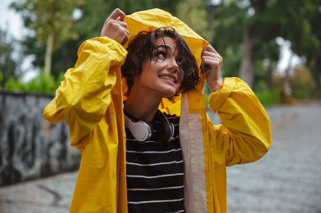 Portrait d'une jolie jeune adolescente avec un casque