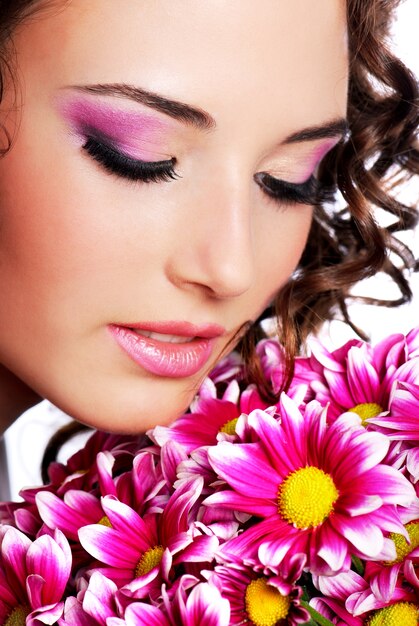 Portrait de jolie jeune femme avec chrysanthème