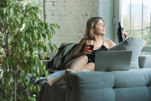 Portrait de jolie jeune femme dans un appartement moderne le matin. Repos, calme, satisfait. Concept de jeunesse et de bien-être.