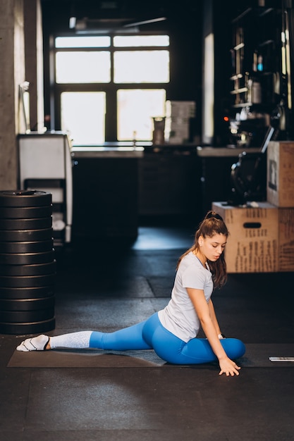 Portrait de jolie jeune femme faisant du yoga ou de l'exercice de Pilates