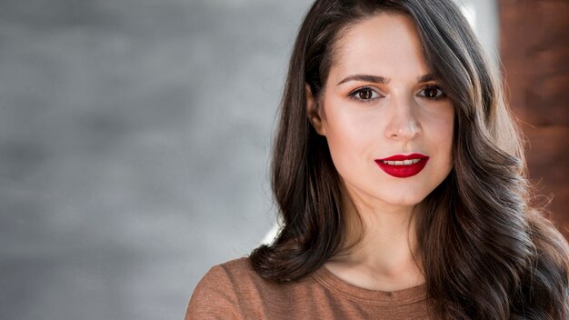 Portrait d&#39;une jolie jeune femme regardant la caméra