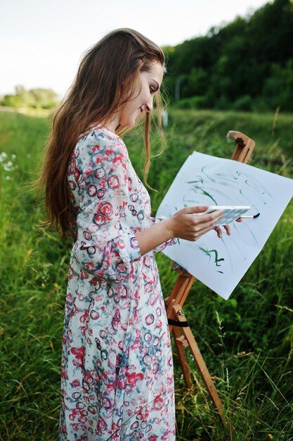 Portrait d'une jolie jeune femme en robe longue peinture à l'aquarelle dans la nature