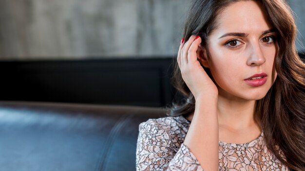 Portrait d&#39;une jolie jeune femme avec sa main dans les cheveux