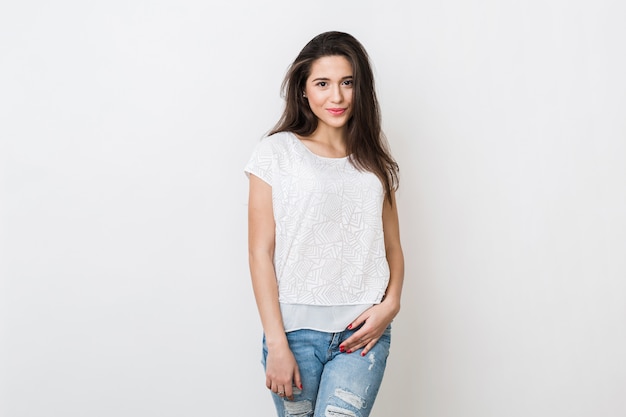 Portrait de jolie jeune femme souriante en chemisier blanc et jeans, cheveux longs, tendance de la mode, vêtements simples, aspect naturel, style décontracté,