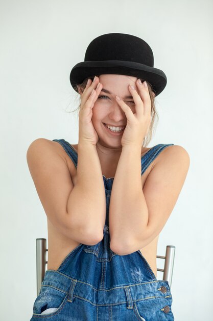 Portrait de jolie jeune femme souriante