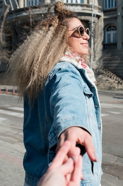 Photo gratuite portrait de jolie jeune fille aux cheveux bouclés