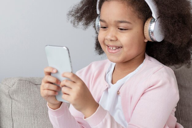 Portrait de jolie jeune fille écoutant de la musique