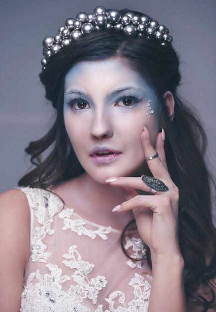Portrait de jolie jeune fille de glace