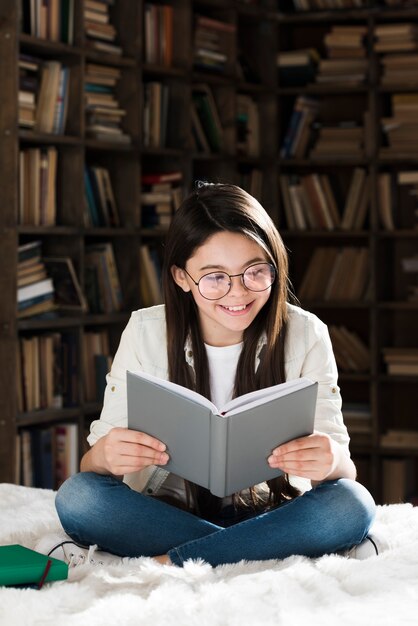 Portrait de jolie jeune fille lisant un livre