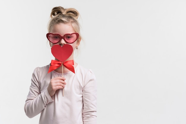 Photo gratuite portrait de jolie jeune fille avec des lunettes de soleil