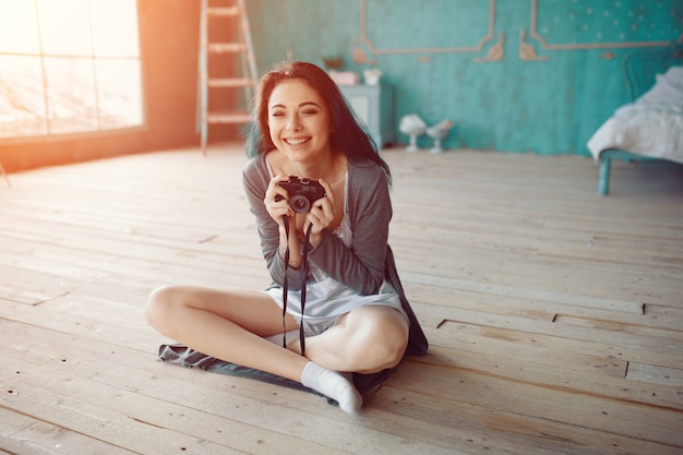 Portrait De Jolie Jeune Fille Prenant Une Photo Sur Un Appareil Photo Argentique