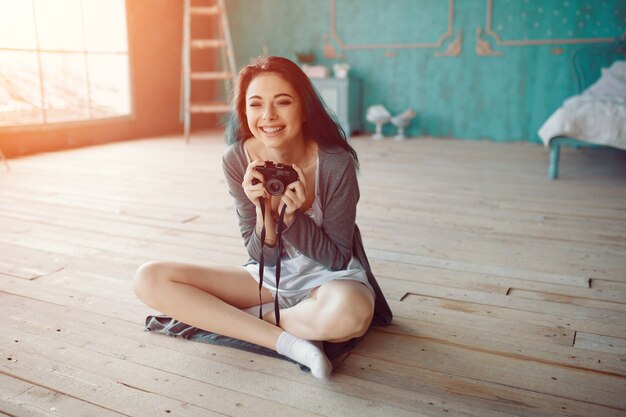 Portrait de jolie jeune fille prenant une photo sur un appareil photo argentique