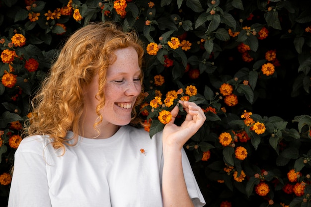 Portrait de jolie jeune fille souriante