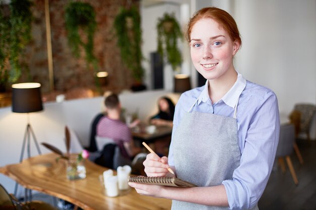 Portrait de jolie jeune serveuse