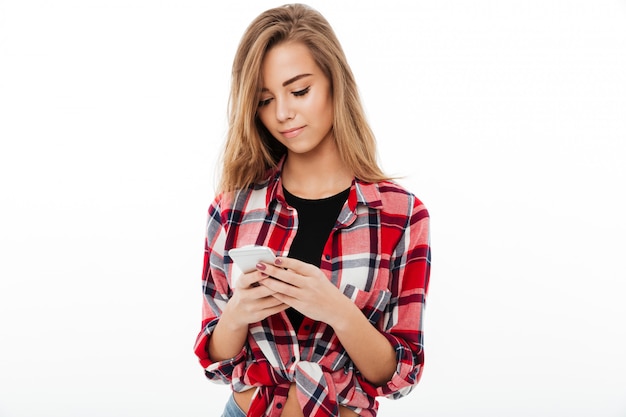 Portrait d'une jolie jolie fille en textos chemise à carreaux