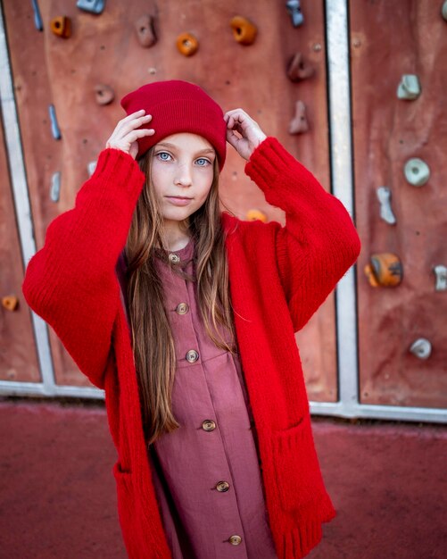 Portrait de jolie petite fille aux yeux bleus debout