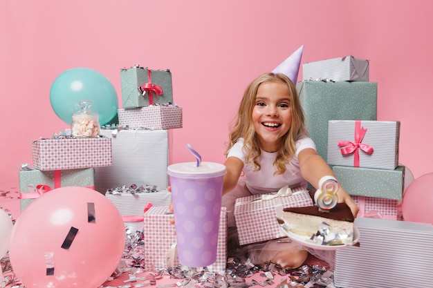 Portrait d'une jolie petite fille dans un chapeau d'anniversaire