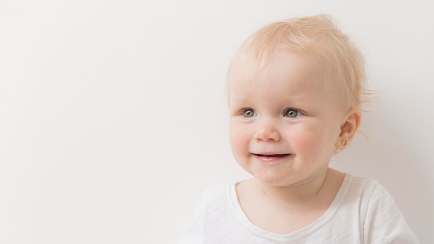 Portrait de jolie petite fille à la recherche de suite