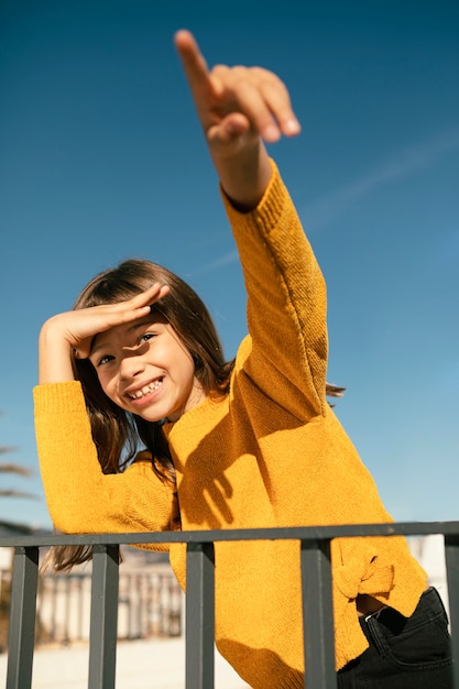 Photo gratuite portrait de jolie petite fille s'amusant