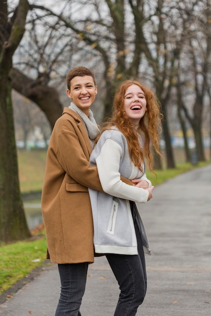 Portrait De Jolies Jeunes Femmes Ensemble