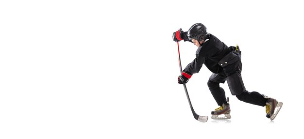 Portrait d'un joueur de hockey enfant garçon concentré en entraînement de mouvement isolé sur fond blanc Flyer