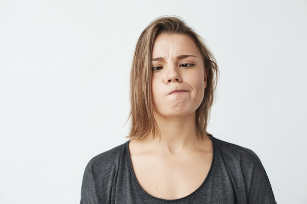 Portrait de joyeuse belle fille heureuse souriante faisant la grimace.