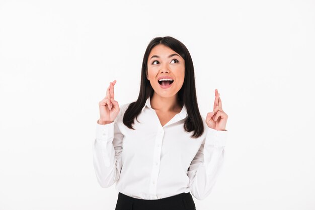 Portrait d'une joyeuse femme d'affaires asiatique