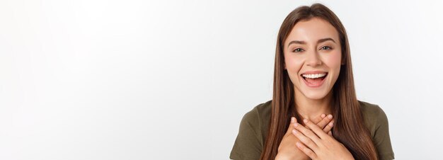 Portrait joyeuse femme sortant aime rire à haute voix ne cachant pas les émotions rire riant facepalm