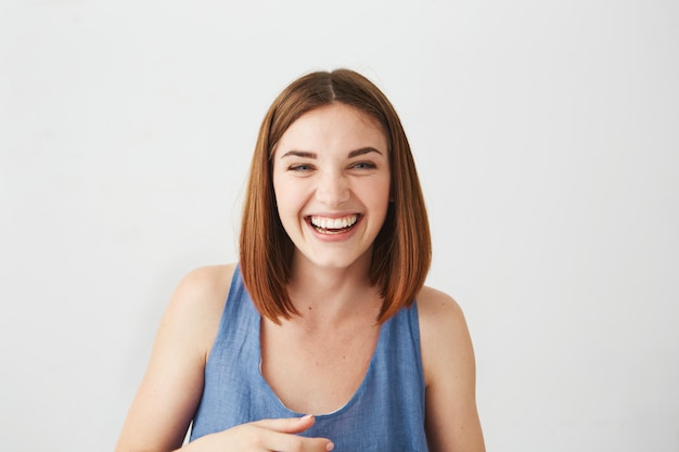 Portrait de joyeuse heureuse jeune belle fille riant souriant.