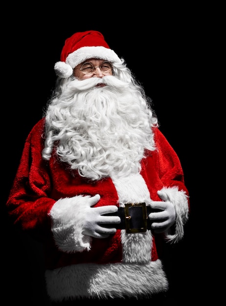 Photo gratuite portrait de joyeux père noël avec les mains sur le ventre