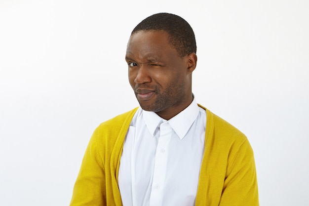 Portrait De Joyeux Positif Jeune Homme à La Peau Sombre Clignotant Et Souriant De Manière Ludique à La Caméra Comme S'il Flirtait Avec La Belle Femme. Expressions Faciales Humaines, émotions, Sentiments Et Réactions