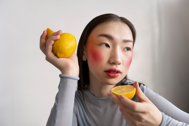 Portrait juteux de jeune femme