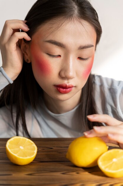 Portrait juteux de jeune femme