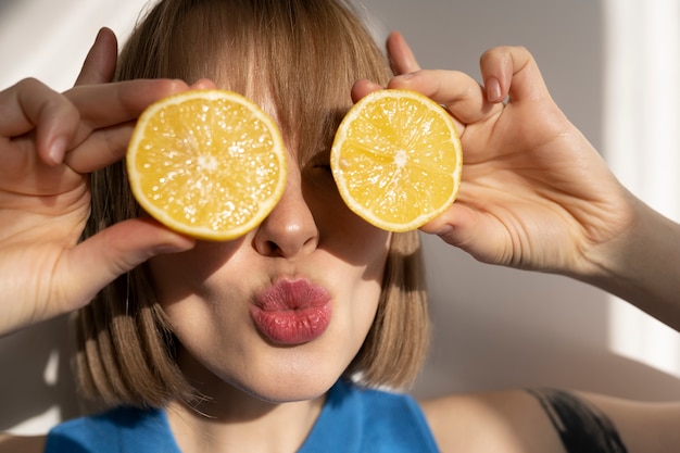 Portrait juteux de jeune femme