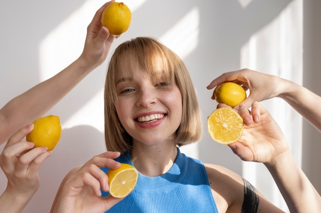 Portrait juteux de jeune femme