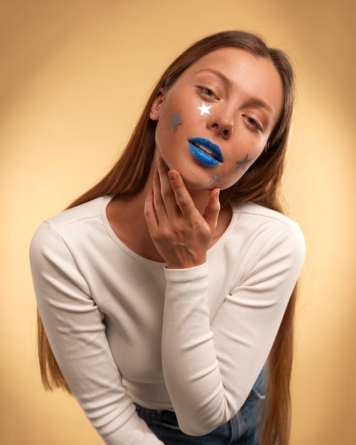 Photo gratuite portrait de lèvres bleu vif avec espace de copie