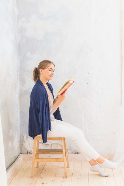 Portrait d&#39;un livre de lecture de femme séduisante