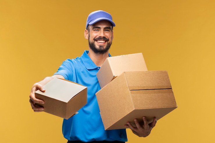 Photo gratuit portrait de livreur distribuant des colis