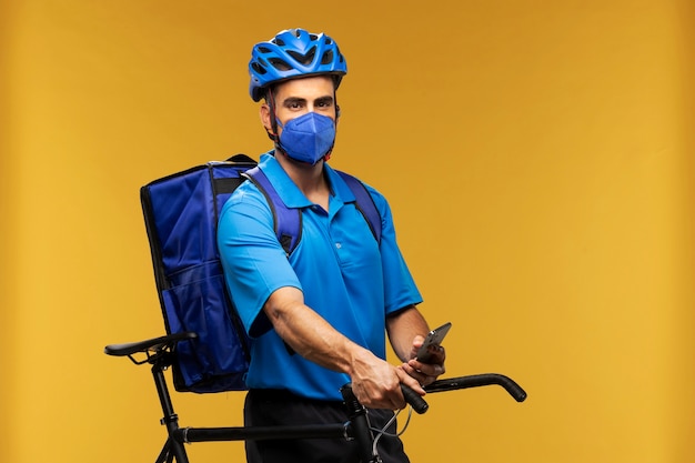 Photo gratuite portrait de livreur avec vélo et sac à dos